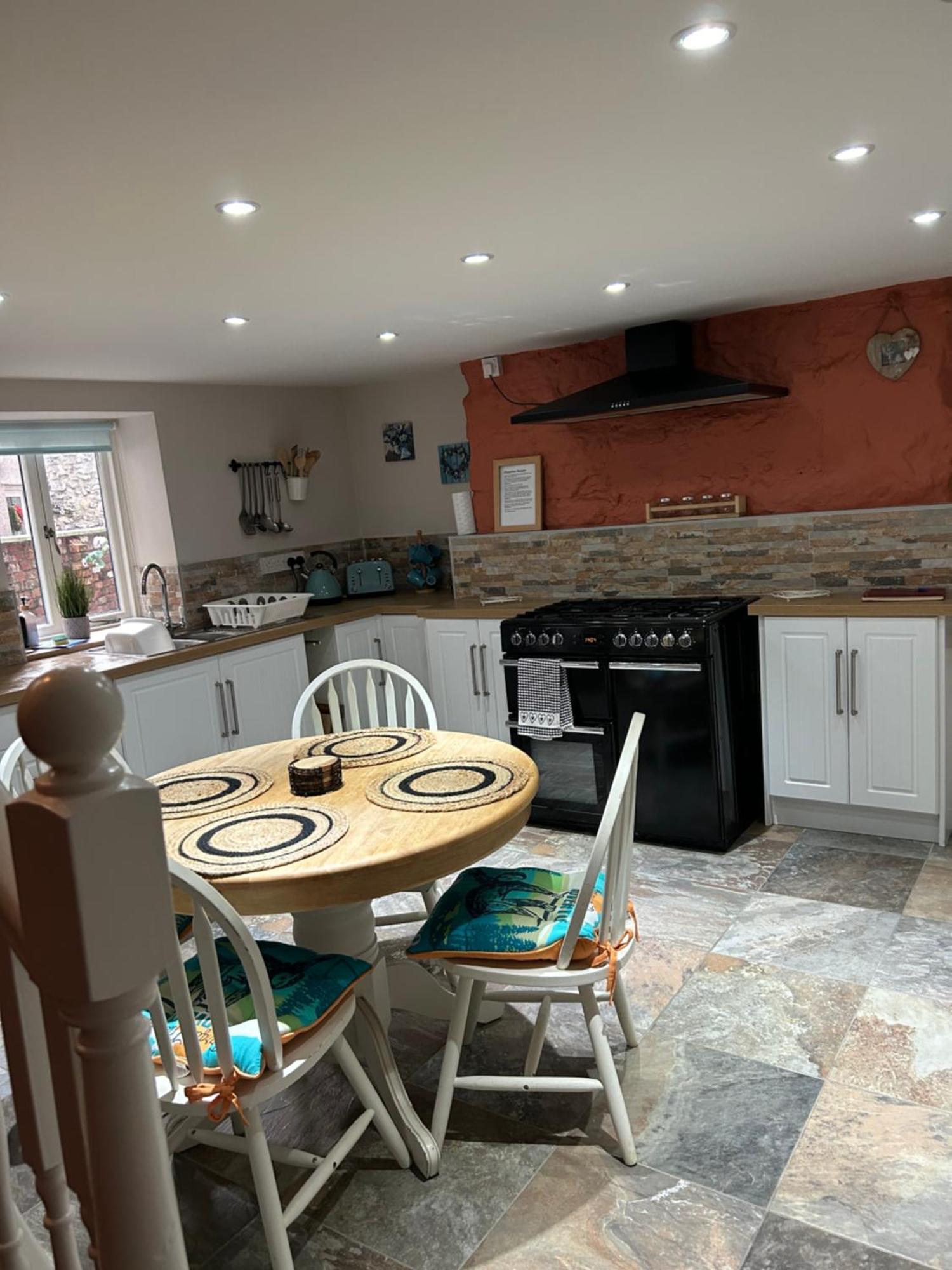 The Buxton Retreat A Luxurious 3-Storey Townhouse With Four Poster Bed And Double Jacuzzi Bath" Exterior foto